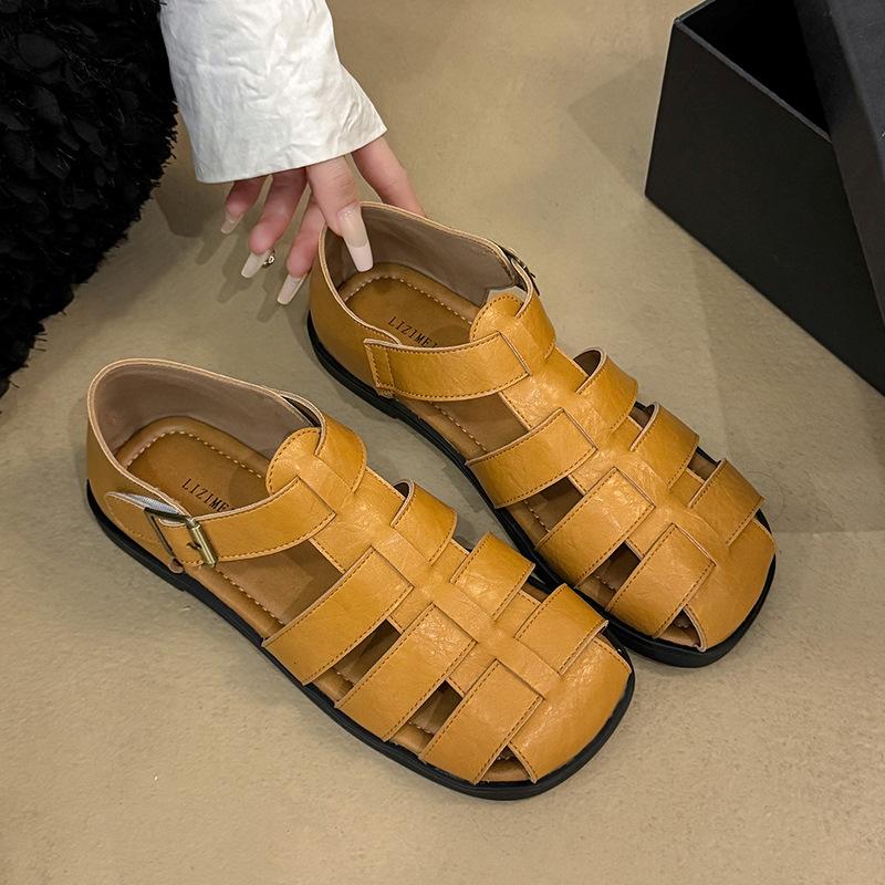 Sommer neue Ein-Wort-Sandalen Metallschnalle Taschenkopf Gummi flacher Boden niedriger Absatz Römersandalen Damen