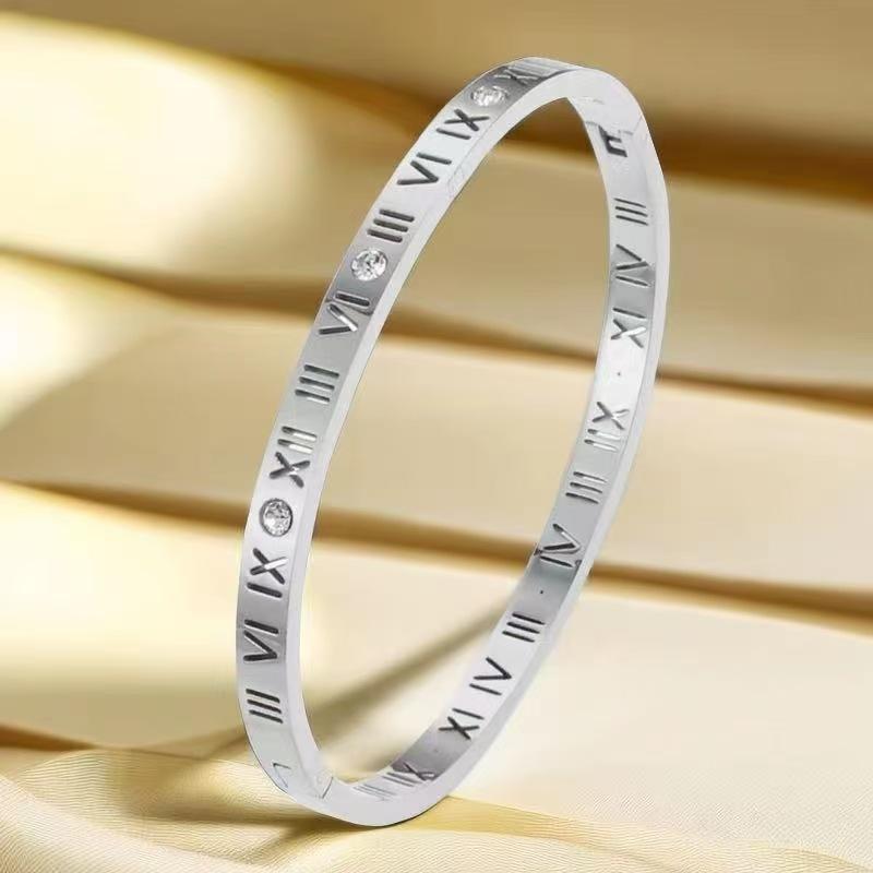 Retro Roman Numeral Women s European and American Light Luxury Bracelet 17CM