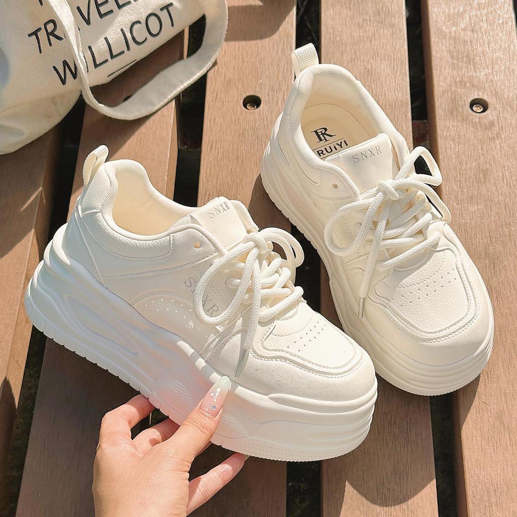 Dámské bílé boty na platformě 2025: Stylové ležérní tenisky zvyšující výšku