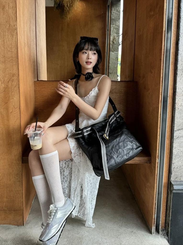 French lace v-neck suspender dress women's summer vacation irregular skirt white beautiful waist mid-length dress