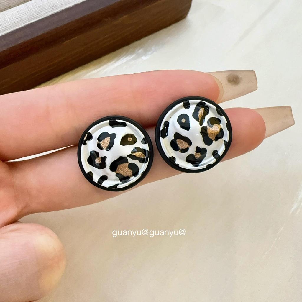 Silver Leopard Print Round Stud Earrings: Stylish and Versatile Autumn/Winter Fashion Accessory for Women.