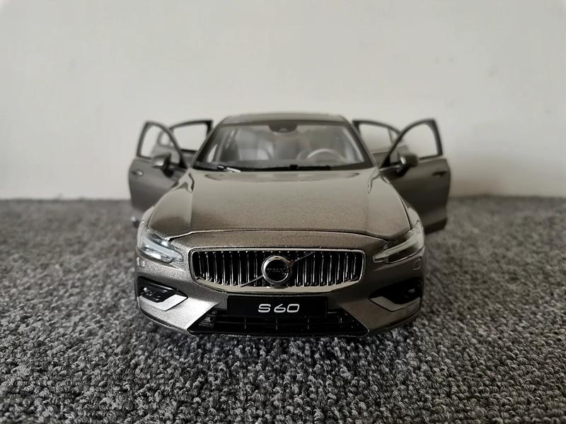 

Офіційний Volvo 1:Автомоделі зі сплаву масштабу 1:18 - XC60, XC90, S60L, Литі під тиском з заводською металізованою фарбою, Колекційна модель для демонстрації