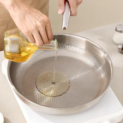 Titan Pfanne mit Deckel Kratzfeste Bratpfanne Antihaft Gehämmertes Kochgeschirr für Gas Elektro Induktionsherde Gesundes Kochen Essentiell