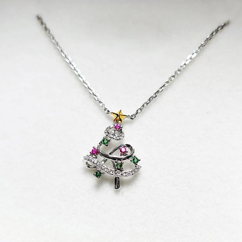 

Маленькое и изящное ожерелье в виде рождественской елки, красочные и милые праздничные подарки, сверкающая подвеска