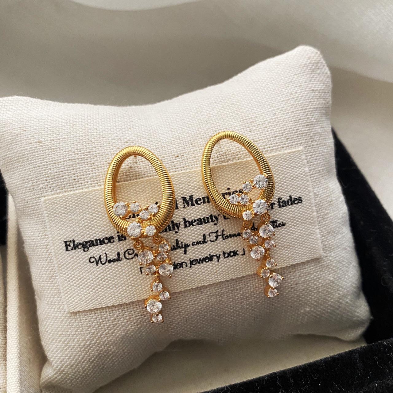 Elegant Silver Tassel Rhinestone Earrings: Versatile, Fashionable, and Exquisitely Designed