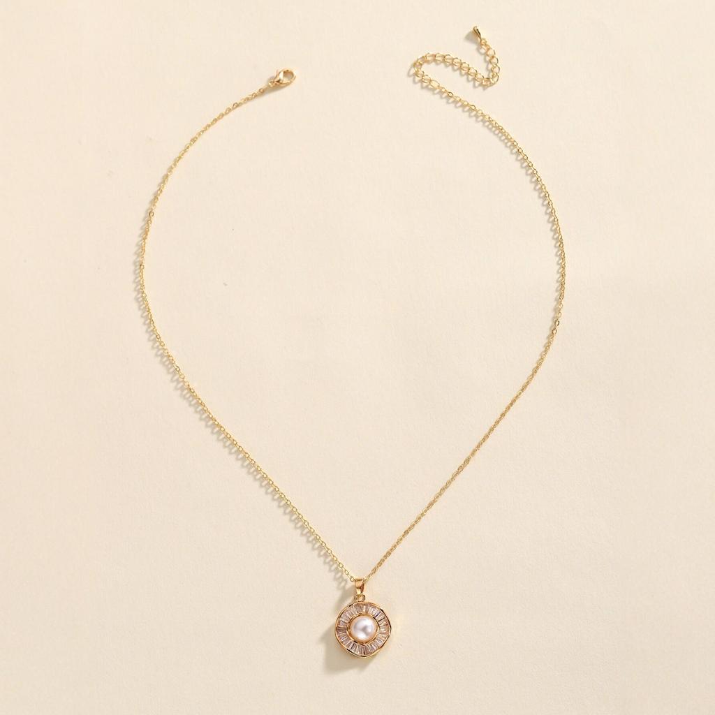 Elegant Gold Zircon Pearl Necklace - Niche Clavicle Design, Fashionable Pendant Jewelry for Women