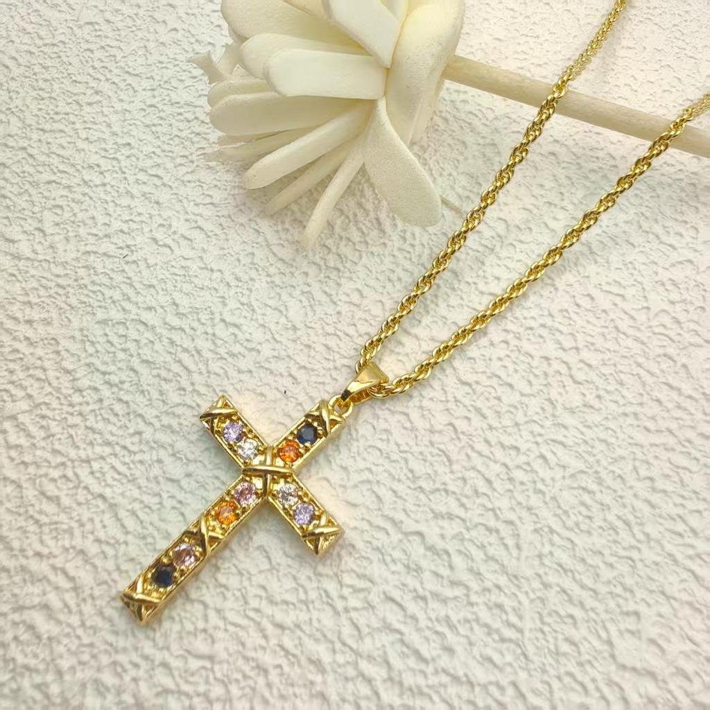 Colgante de Cruz de Circonita de Cobre para Mujer - Accesorio de Joyería Religiosa Versátil