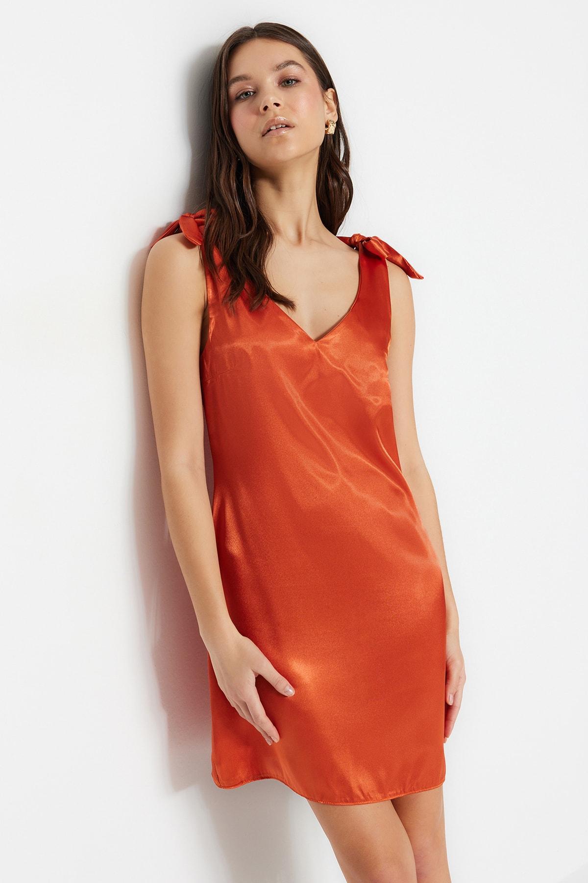 

Мини-атласное тканое платье с V-образным вырезом Cinnamon TWOSS23EL00323..