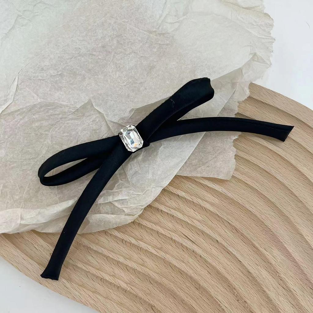 Søt hårklemme med sidesveis, sløyfehårbøyle, fasjonable hodeplagg, avslappet hodebekledning, holder hårstråene sikkert