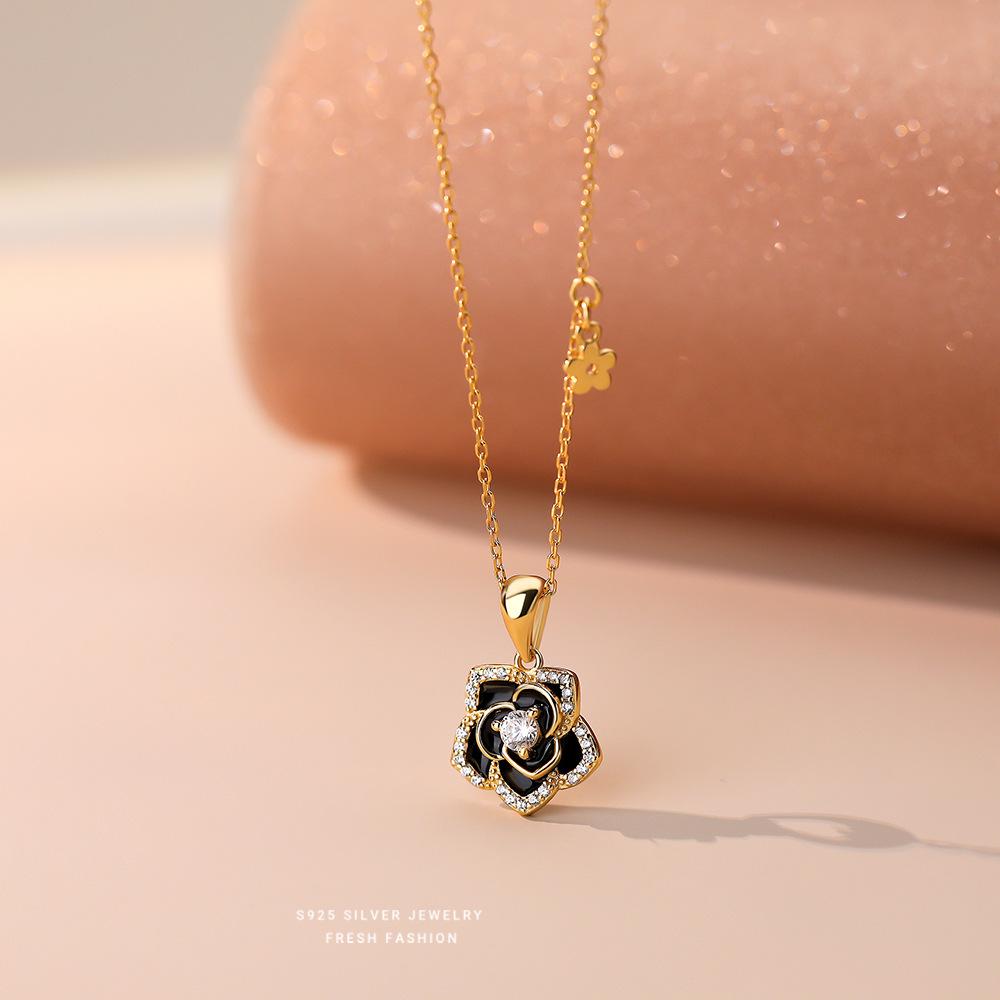 

Exquisite Temperament Inlaid Zircon Camellia Flower Pendant Necklace for Women French Romance 925 Sterling Silver Jewelry 45cm золотой