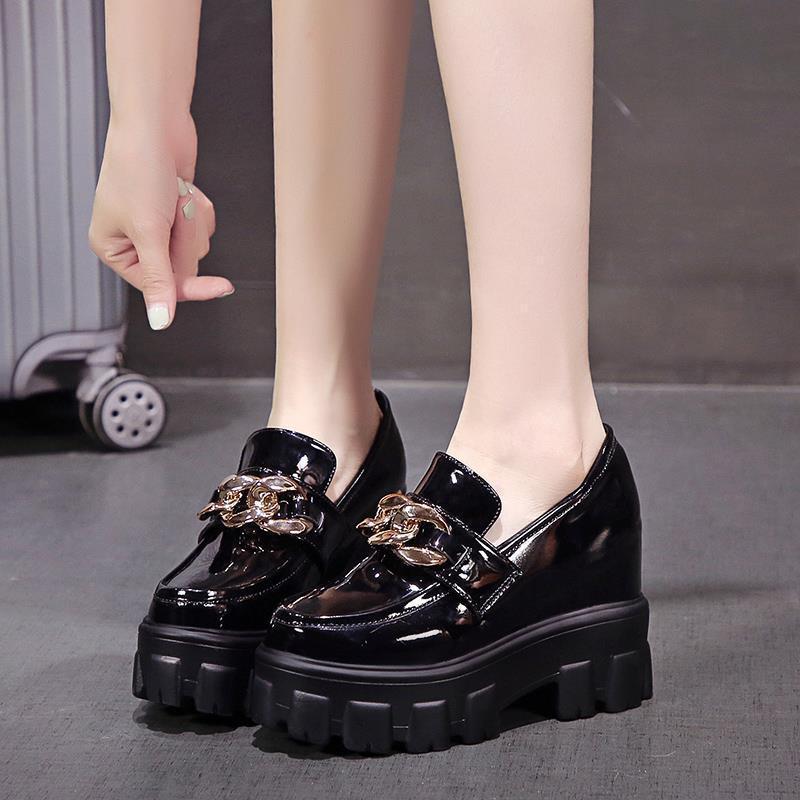 

Маленькие кожаные туфли на платформе, увеличивающие рост, в европейском, американском, британском стиле, новая осенне-зимняя коллекция 2025 года, маффины на толстой подошве, закрывающие ногу для увеличения роста 40 чёрный