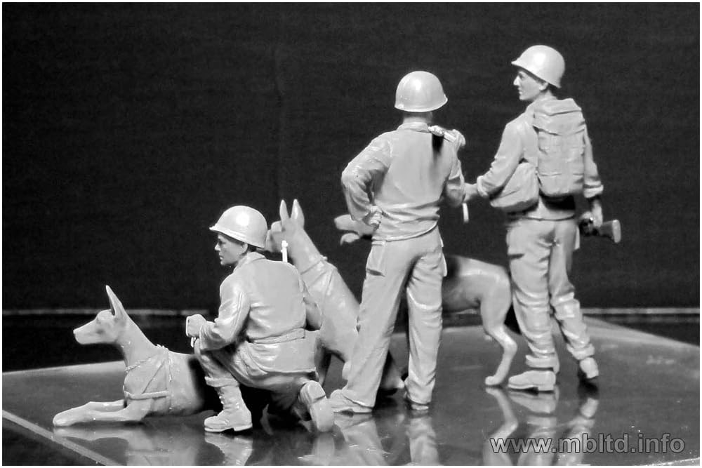 Master Box 1/35 Scale US Marine Corps (3 Figures) Pacific War Doberman Pinscher Plastic Model Kit MB35155