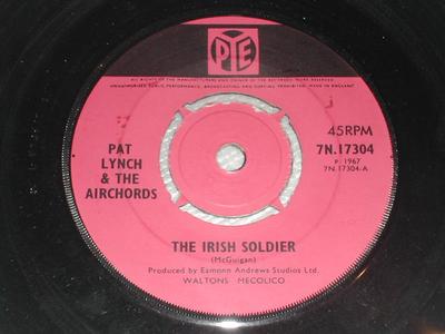 Disc 7 inch PAT LYNCH & THE AIRCHORDS - The Irish Soldier / Big Job 7N17304 Pye Records 1967 UK Pop Folosit