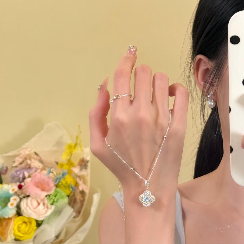 "Gentle Dance" Zircon Clover Flower Pendant Necklace - Elegant, High-End Clavicle Chain for Women