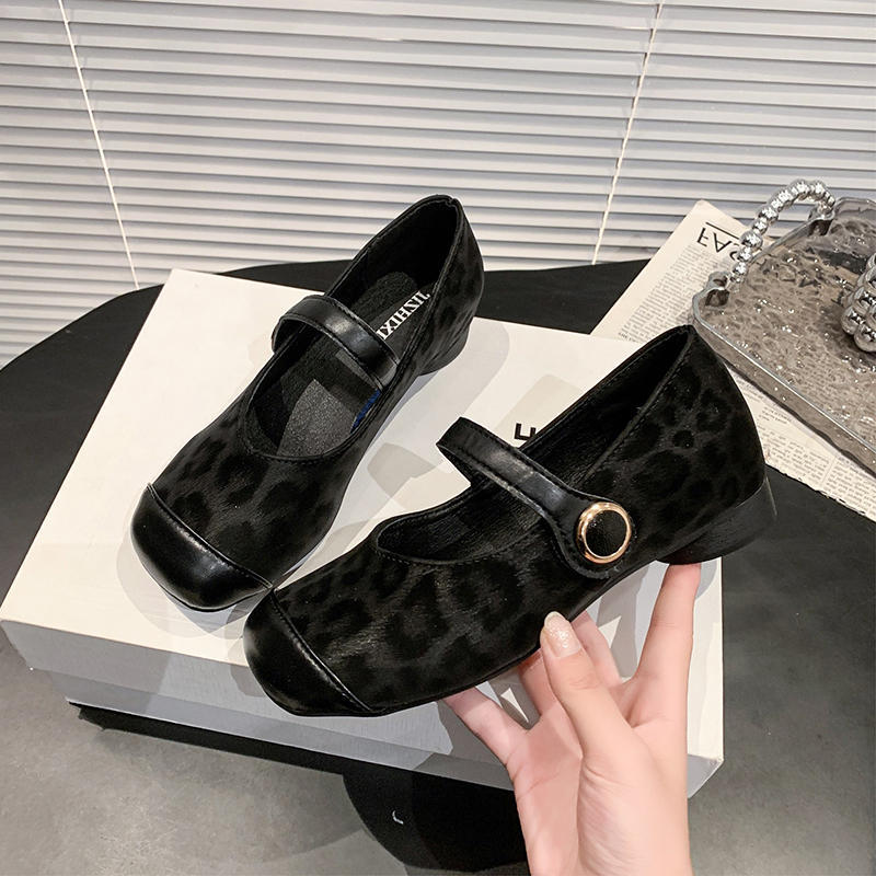 

Retro leopard print one-word buckle with diagonal head low heel Mary Jane shoes 2025 new flat shoes comfortable light mouth single shoes 35 чорний