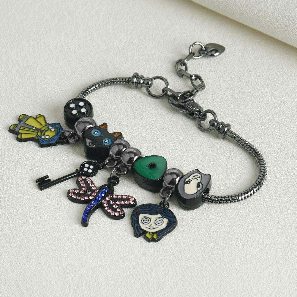 Anime Coraline die geheime Tür Armband Anhänger Coraline Emaille Anhänger Cosplay Geschenk für Männer Frauen Rucksack Schmuckzubehör