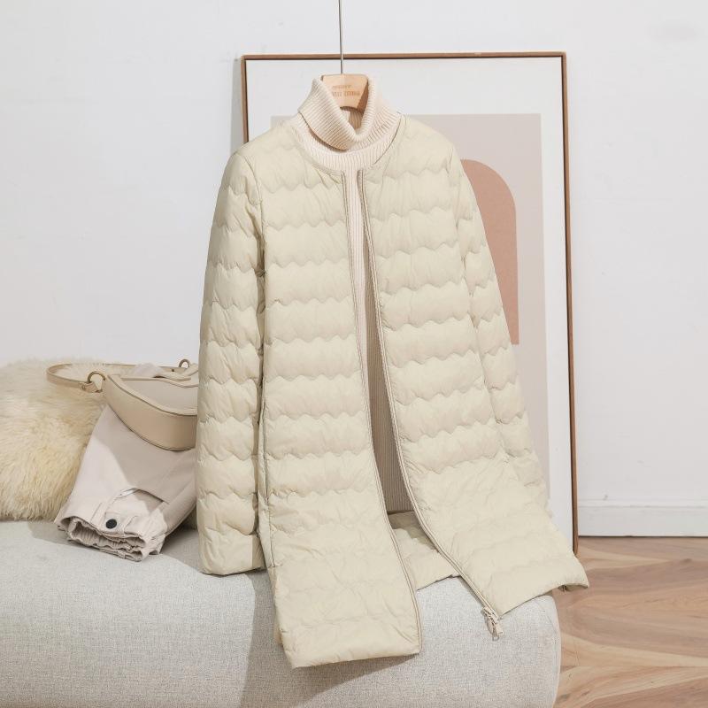 Herbst und Winter wellenförmiges Muttermodell neue leichte und dünne mittellange und lange Rundhals-Daunenjacke lockere und dünne Kragenlose Jacke