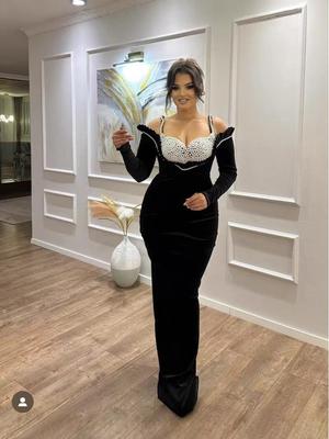 Elegante Abito da Sera Nero a Manica Lunga con Strass e Fasciatura