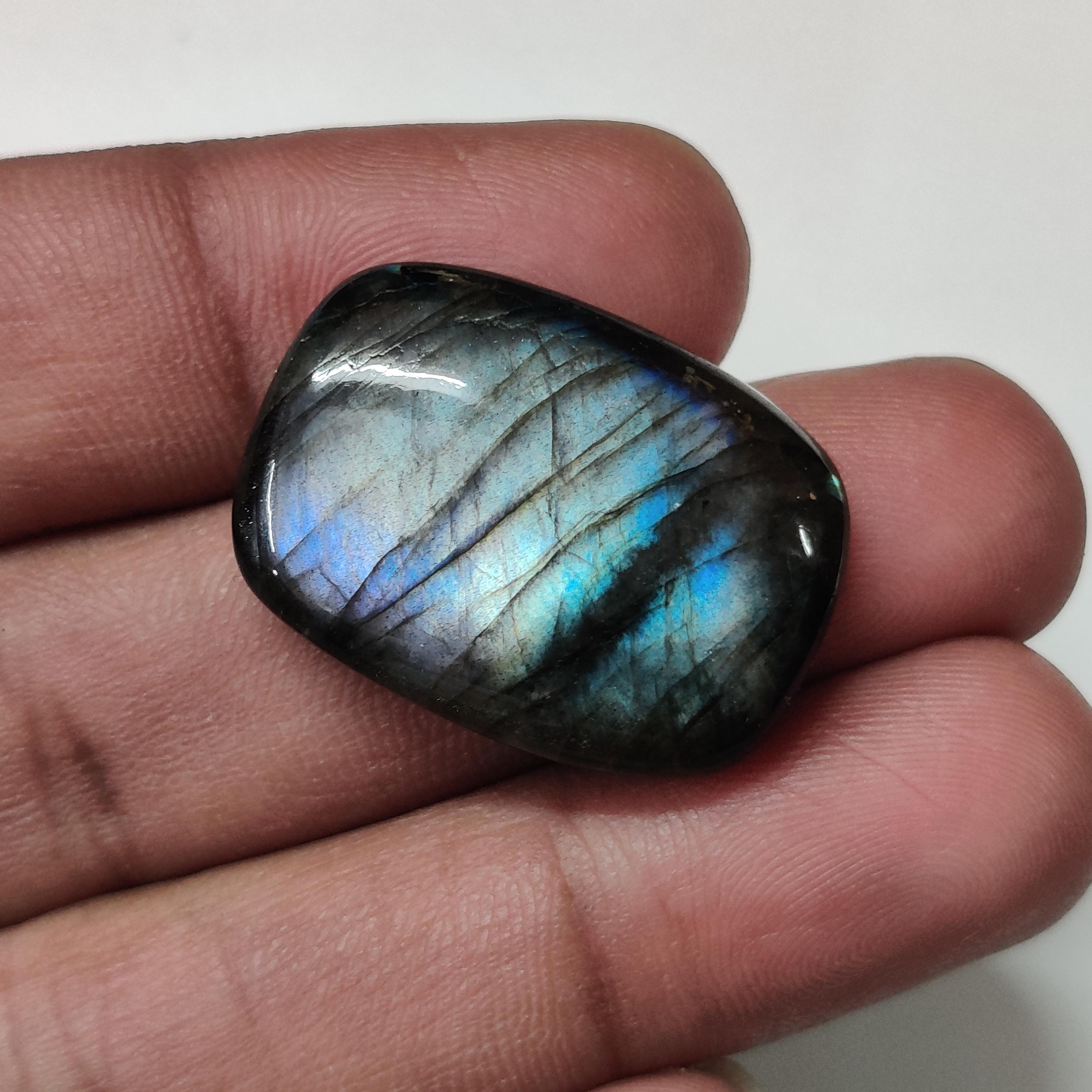 

Серебристый переливающийся натуральный кабошон из лабрадорита, 43.50 карат, размер 28x20x8 мм. 43.50 Carat 28x20x8 MM