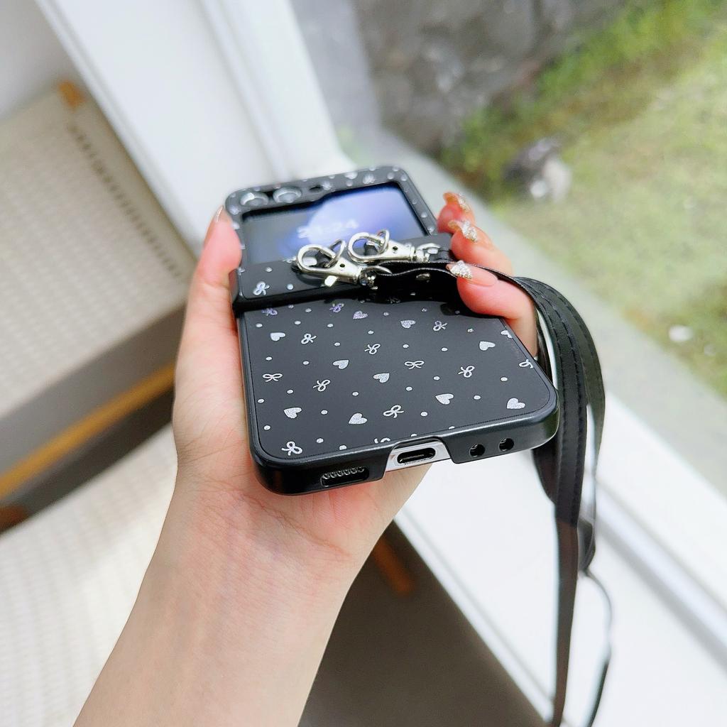 Für Samsung Galaxy Z Flip7 FE 5G/Z Flip6 5G/Z Flip5 5G PU-Leder+PC Handyhülle mit Herz- und Schleifenmuster mit Umhängeband
