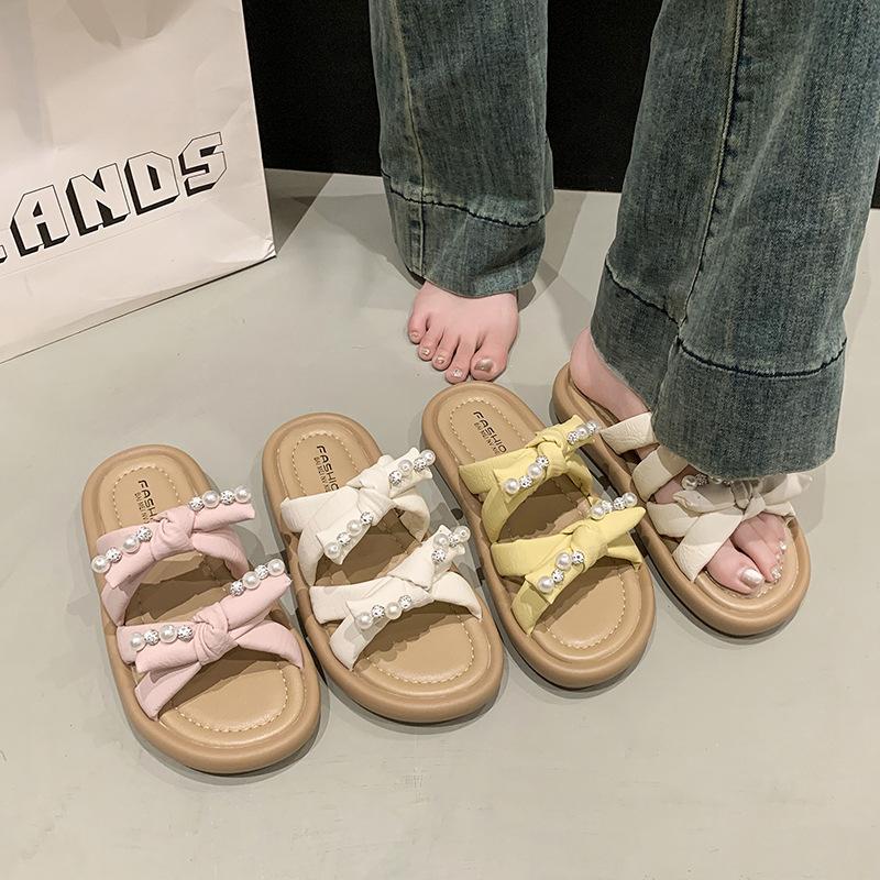 Thick-soled women's outer slippers, new in summer 2025, not tired feet, pearl bow sandals, soft-soled beach slippers