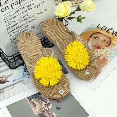 Einfarbige Damen-Sandalen mit Blumenmuster, trendige Slides mit weicher Sohle, vielseitige Sommer-Sandalen mit Keilabsatz