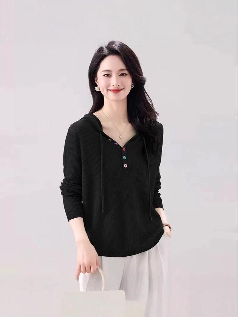 Dámský pletený svetr s kapucí a dlouhým rukávem na jaro/podzim 2025 s polorozepínacím límcem a barevnými knoflíky: Módní, Zeštíhlující a Omlazující