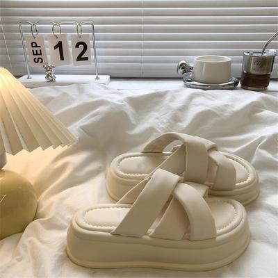 2025 Women's Summer Wear Fashion and High-end New Go Out Flat Beach Shoes French Beautiful Thick-soled Cool Slippers