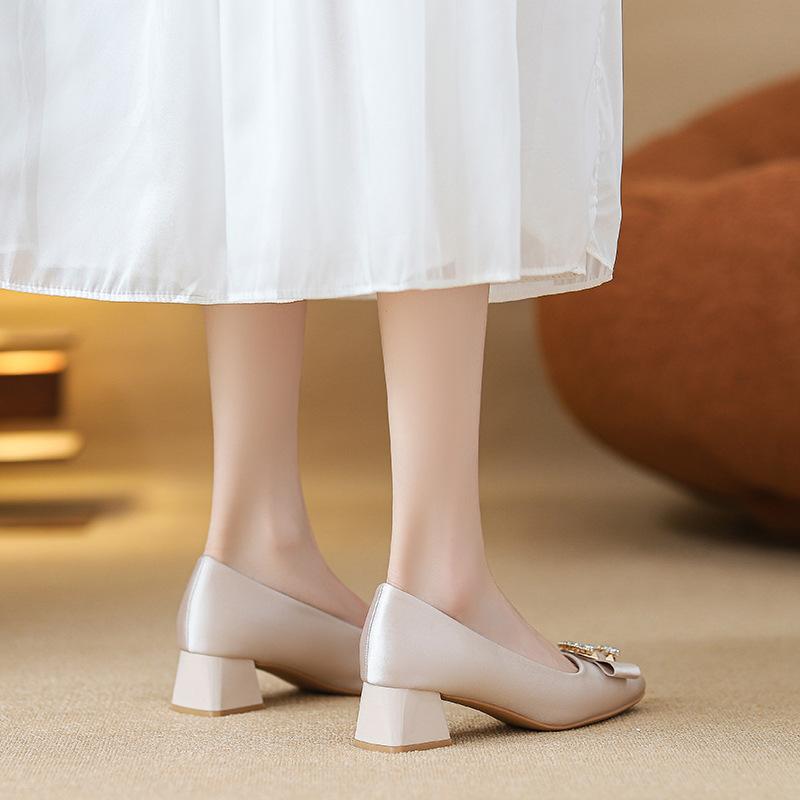 Mom wedding shoes medium heel not tired feet soft sole small single shoes satin square head thick heel cheongsam high heels women 2025