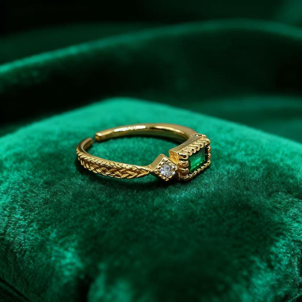 Yintai Fei Green Zircon Gold Ring - Elegant Retro Carved Light Luxury Jewelry Gift