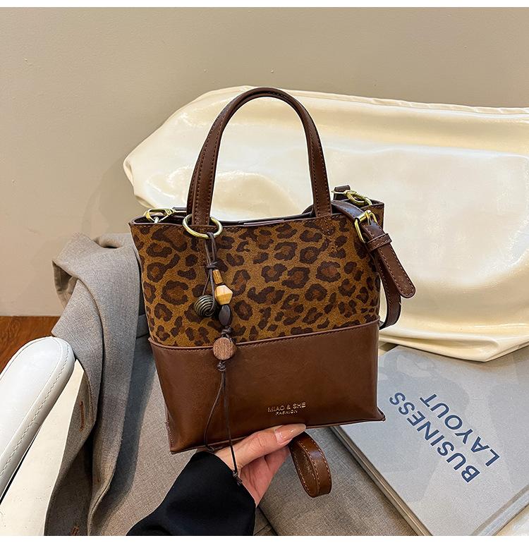 

Модная женская сумка через плечо 2025 осень и зима новый тренд простая сумка-мессенджер нишевая дорожная сумка-ведро цветной печати леопарда