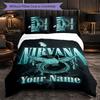 Set de așternut Nirvana cu Nume Personalizat, 1 Față de Plapumă & 2 Fețe de Pernă, Cadou Personalizat pentru Dormitor