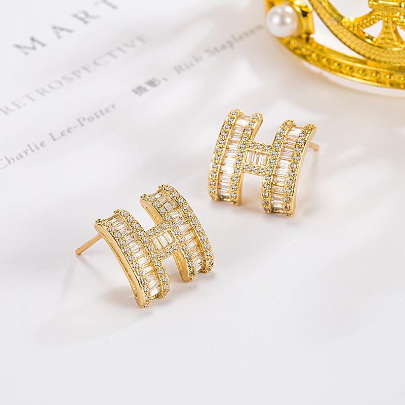 Koreanska Zirkon H-Bokstav Öra Kvinnlig Design Högkvalitativ Känsla Hängande Örhängen För Kvinnor Mode Lätt Lyx Smycken Gåvor