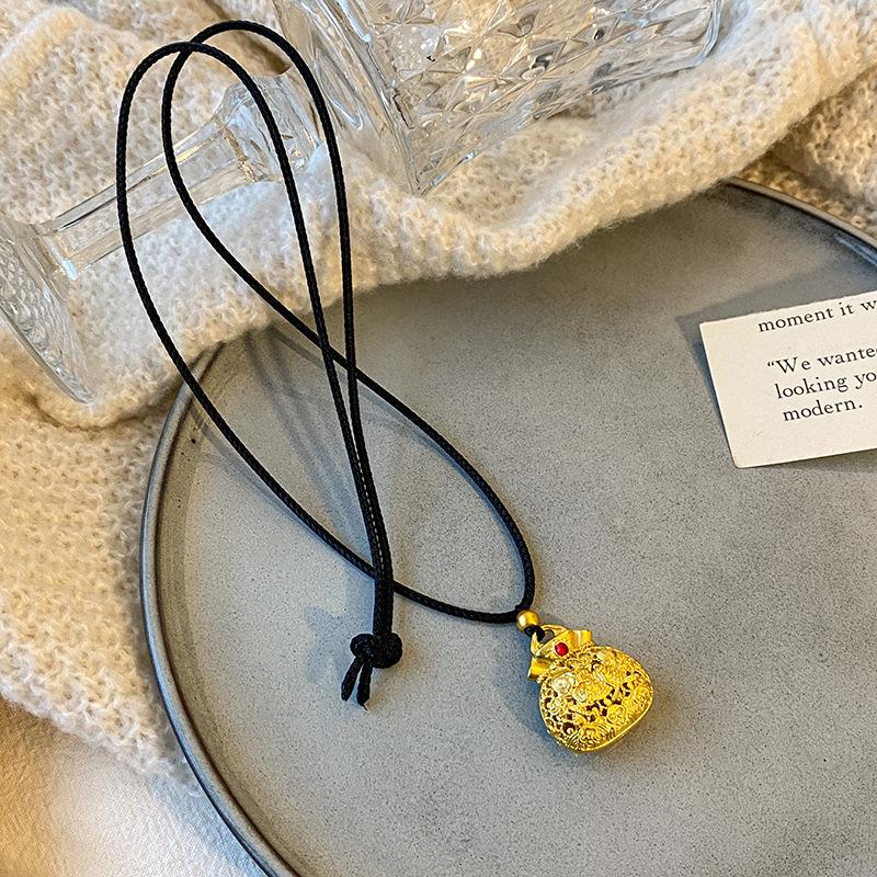 Elegant Chinese Style Gold Pendant Necklace: Exquisite, Versatile Sweater Chain & Luxury Accessory