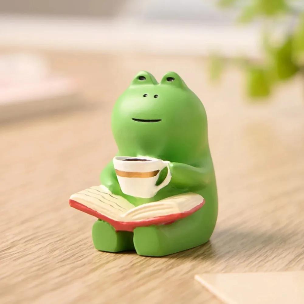 Roztomilá léčivá malá dekorace Roztomilá mini figurka žabky z pryskyřice Design houpacího křesla s knihou Káva Domácí Ložnice Dekorace do kanceláře