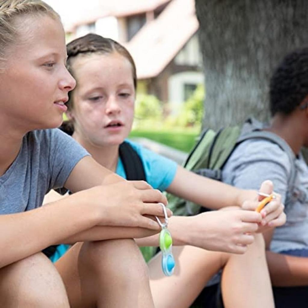 Brinquedos Fat Brain Simple Dimple Clear 3 cores Chaveiro de apertar Autêntico Tamanho Único (cores aleatórias) FA334-2