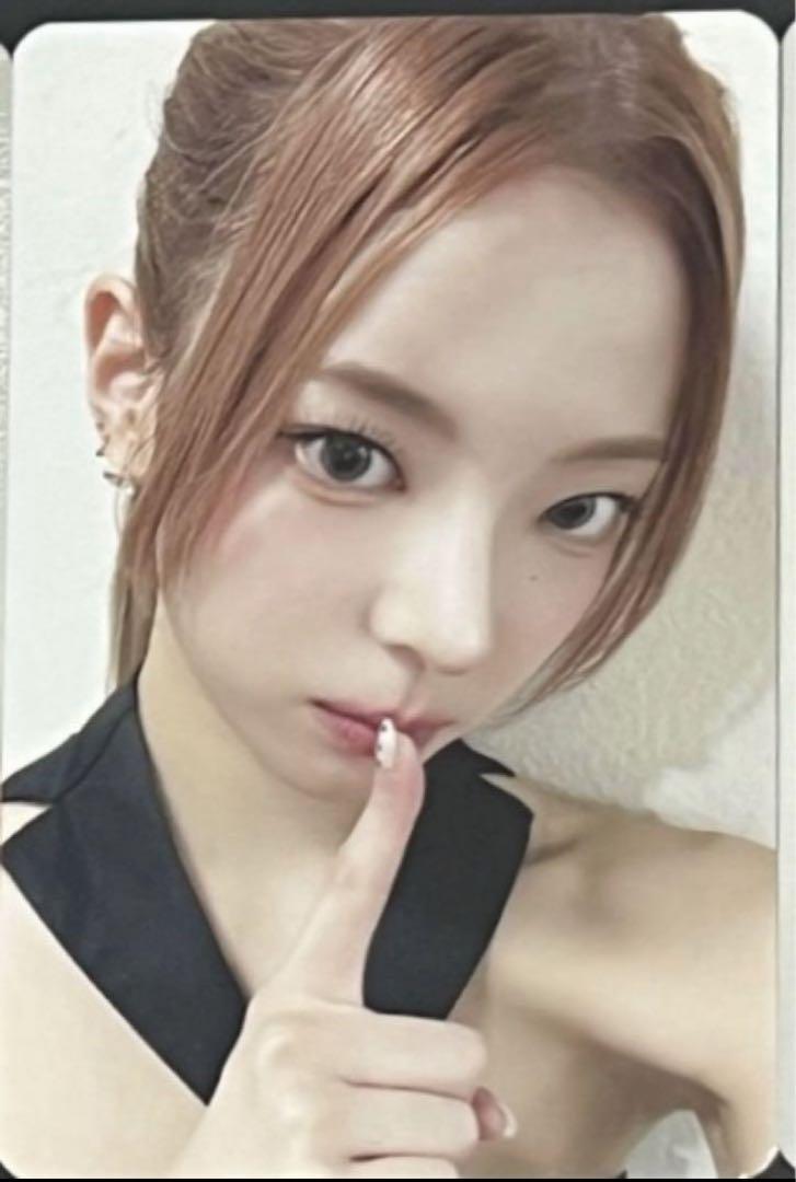 

[USED] ITZY Ria Gold Makestar China Shanghai Winner 50 Limited Edition Trading Card