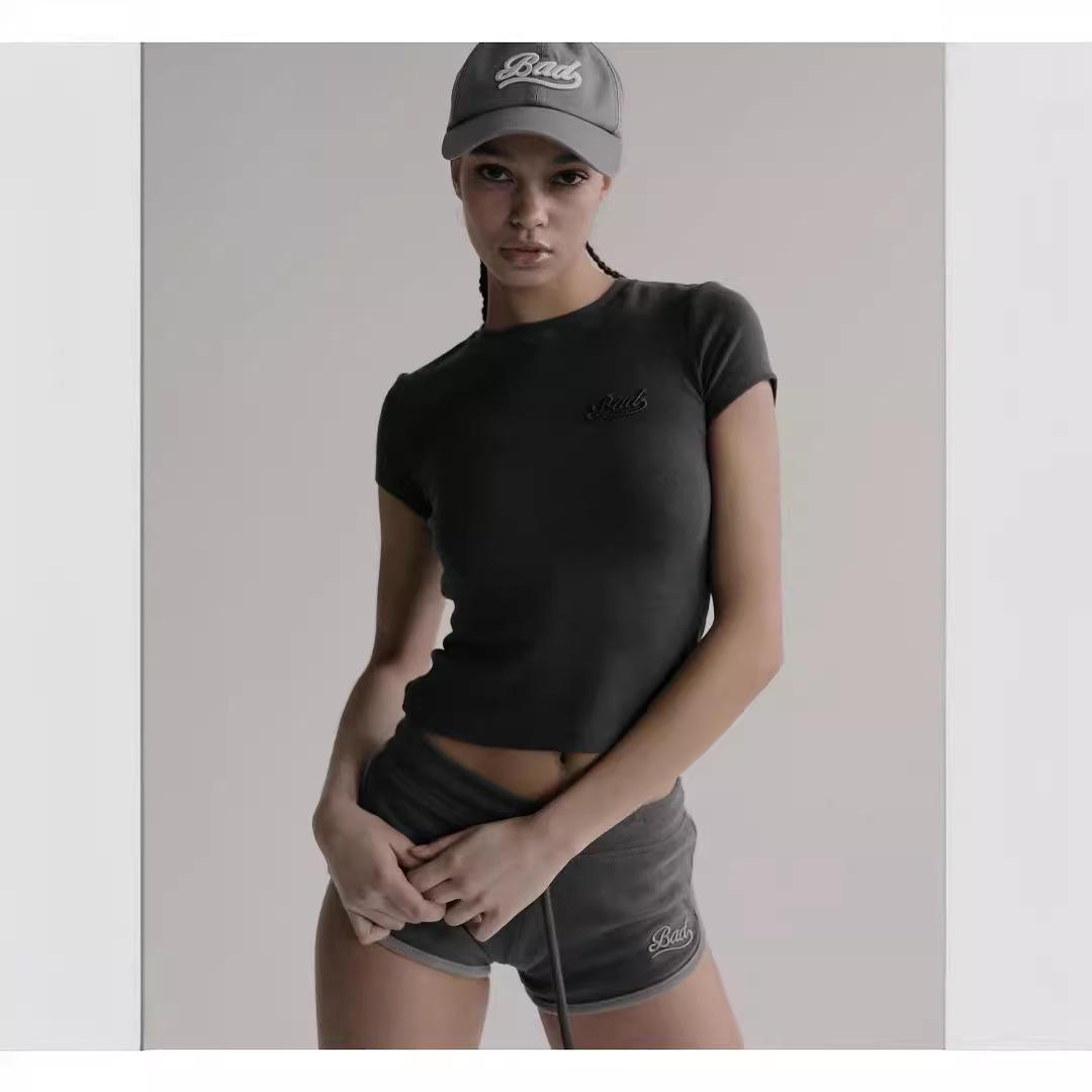 

Женская футболка Badblood Soft с коротким рукавом цвета «карбоновый серый» с 3D-вышитым логотипом в наличии S