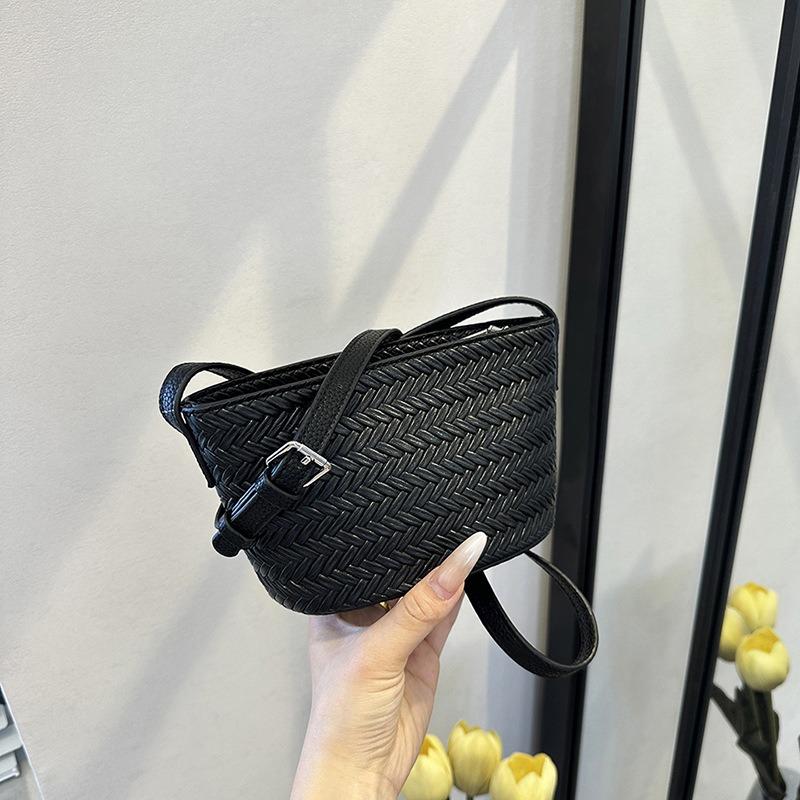 Summer high-end commuting niche mobile phone crossbody small bag women's new woven pattern bucket bag tide