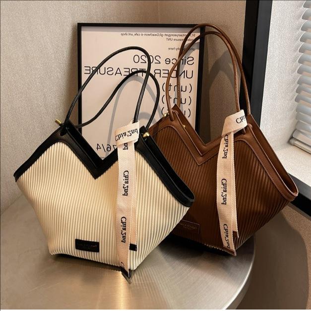 New Women's Vertical Stripe Bag, French Style Leisure Bag, Korean Versi Commuting Fashi Single-Shoulder Bag with Heart Shape