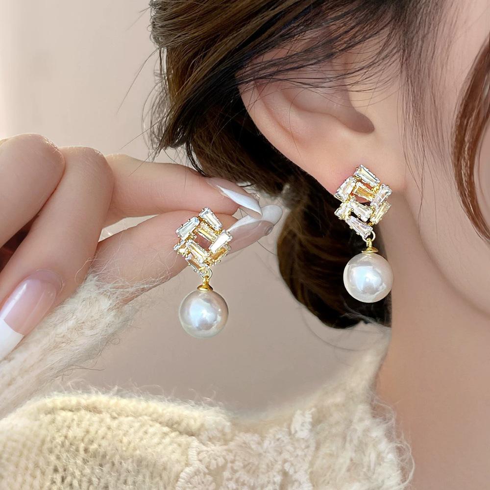 Elegant Geometric Pearl Stud Earrings for Women - Luxurious, Exquisite Ear Jewelry