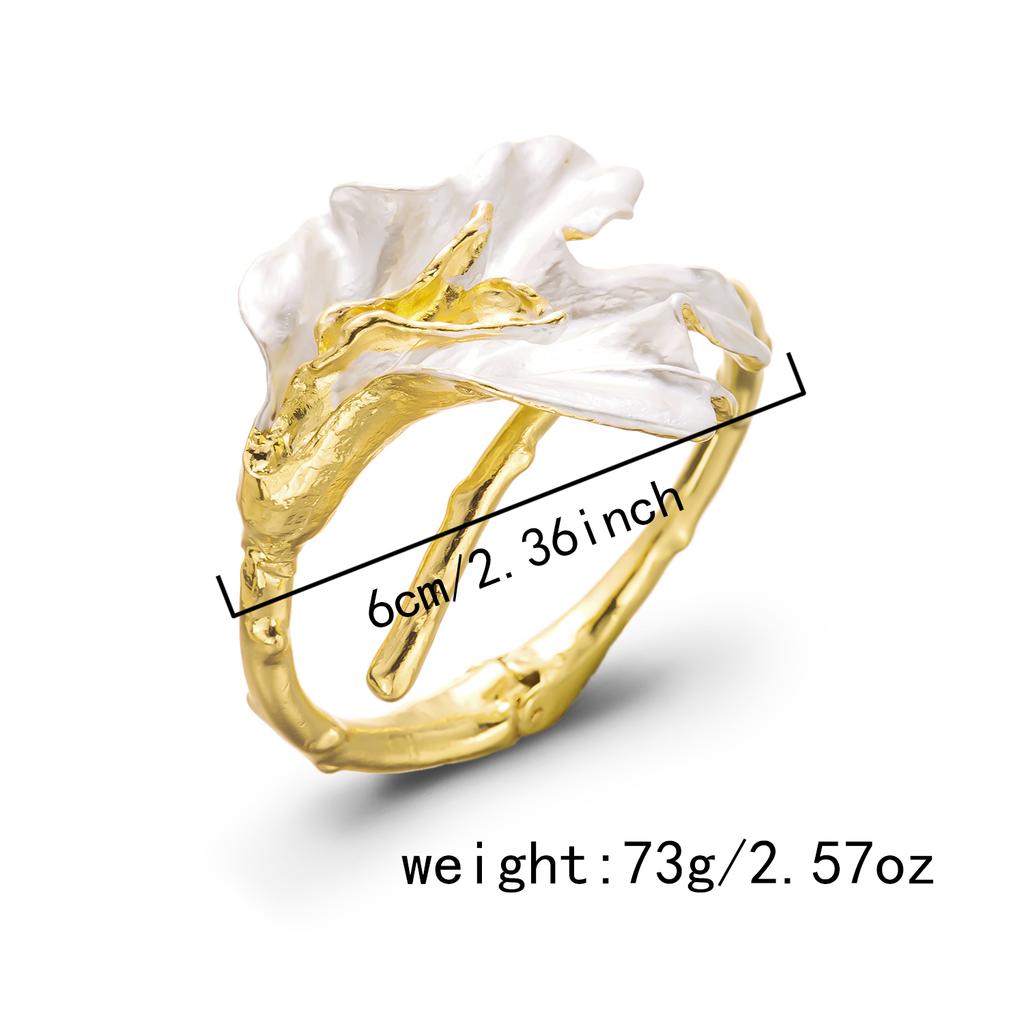 Modisches Weißes Metallblumen-Armreif für Damen Übertriebene Tulpe Goldfarbenes Metall Offener Armreif Mädchen Party Schmuck Zubehör