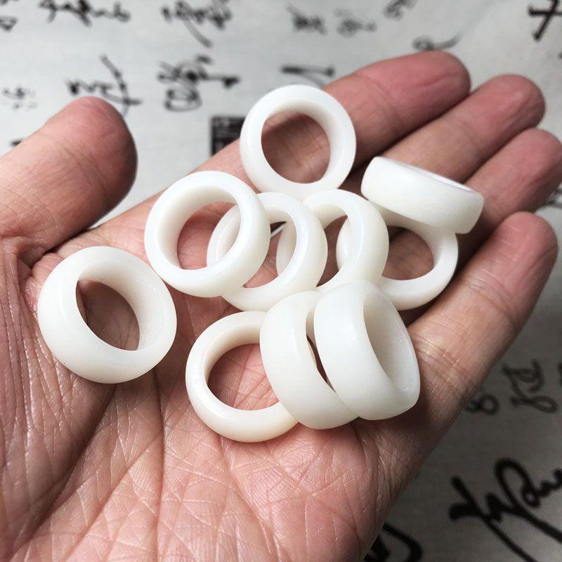 Natürliche weiße Jade Bodhi-Wurzelringe und anthrazitfarben verwitterte Accessoires