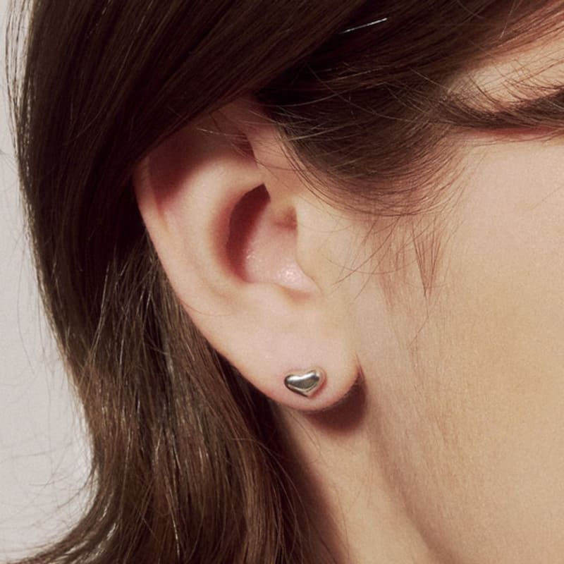 JUDY AND PAUL [925 Silver] Muse All-Silver Plump Heart Earrings