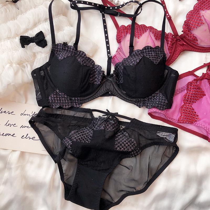 

Французское сексуальное женское нижнее белье с бретельками через шею, кружевной бюстгальтер с вышивкой Love, блестящее бриллиантовое нижнее белье, удобные бюстгальтеры, комплект трусиков с полыми отверстиями 80C чёрный