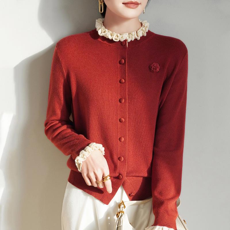 Damen-Cardigan aus gerippter Merinowolle mit Muschelkanten und Rosenstickerei Herbst/Winter 2025