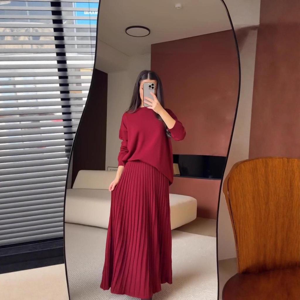 Autumn 2025 Women's Knit Sweater with Round Neck & Long Sleeve Pleated Skirt - Casual & Elegant