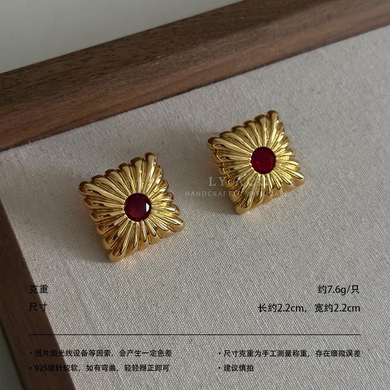 Medieval vintage earrings retro hammer pattern hollow relief gold and silver geometric niche light luxury earrings