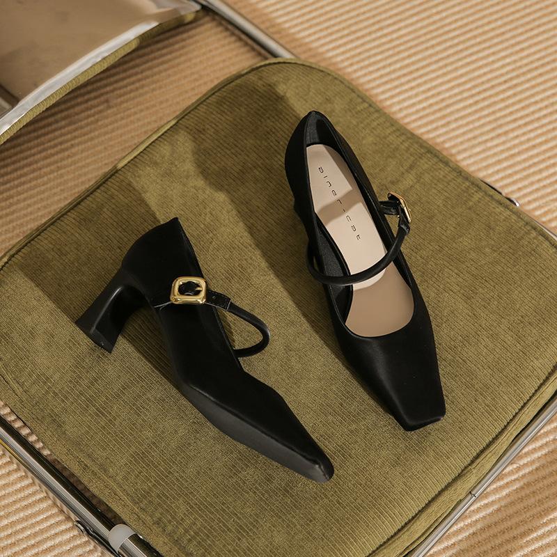 

6405 square head high heels women s thick heel 2025 new French Mary Jane shoes one-word buckle with light mouth single shoes 34