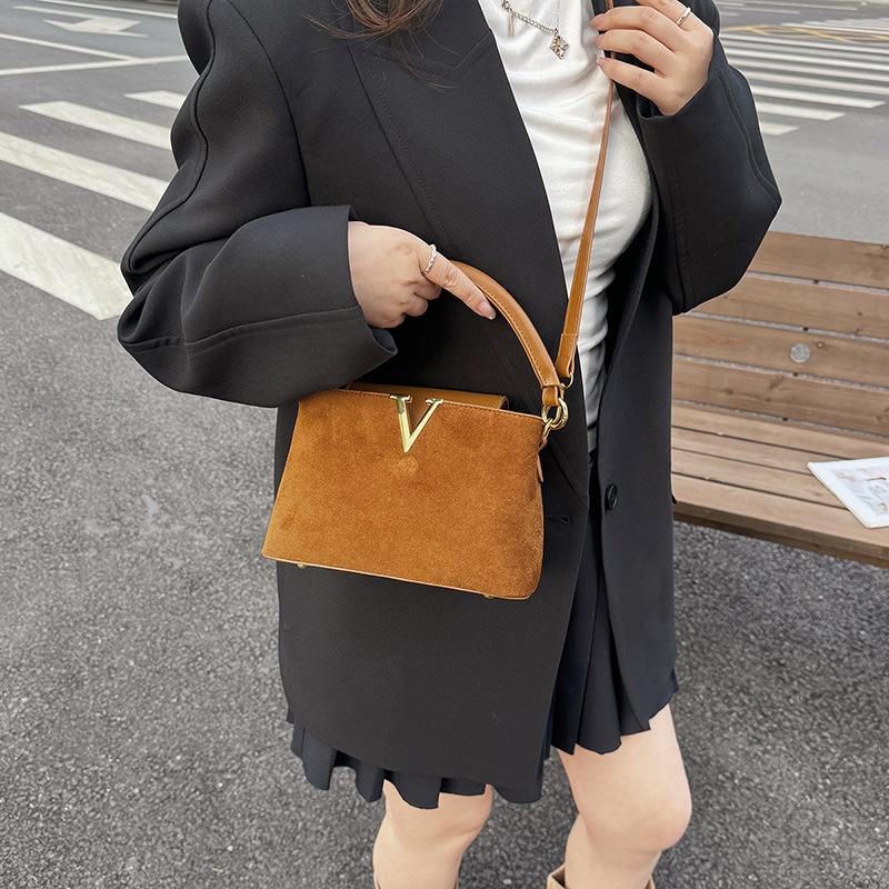 Hochwertige Textur Wildleder V-Wort 2025 Handtasche Handtasche Damen Tasche Ausländischer Stil Umhängetasche Umhängetasche